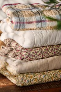 Hovedbilde Quiltet pledd m/ bringeb&aelig;rfarget og lilla rutem&oslash;nster 