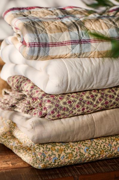 Quiltet pledd m/ bringeb&aelig;rfarget og lilla rutem&oslash;nster 